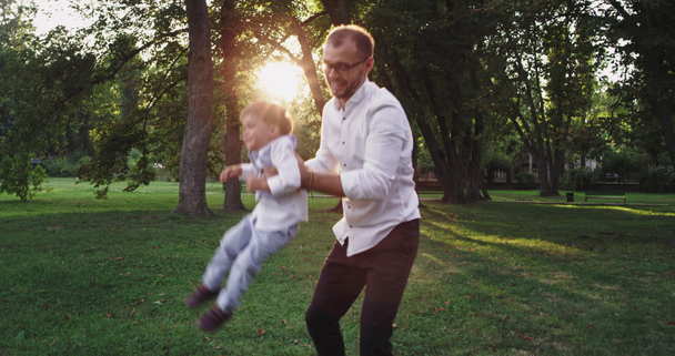 Jeune papa avec son petit fils profiter du temps ensemble jouer et s'amuser au milieu du parc
 - Séquence, vidéo