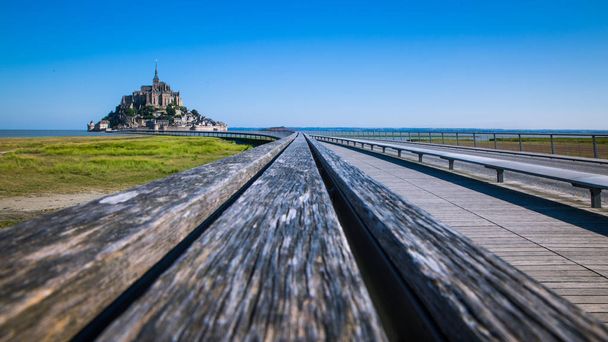 Mont Saint-Michel Road y Puente en un soleado día de verano en Normandía Francia
 - Foto, imagen