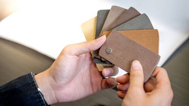 Maschio mano architetto tenendo campione di colore in legno
 - Foto, immagini