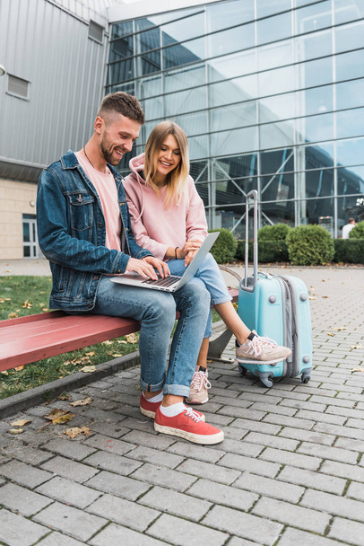 Traveling. Couple Using Laptop, Waiting Transport Near Airport - Foto, Imagem