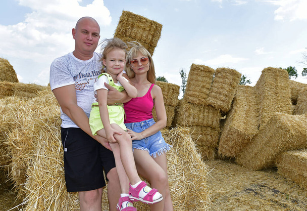 Οικογενειακή φωτογράφιση στο Hayloft, χωριό Maryanovka Ουκρανία. - Φωτογραφία, εικόνα