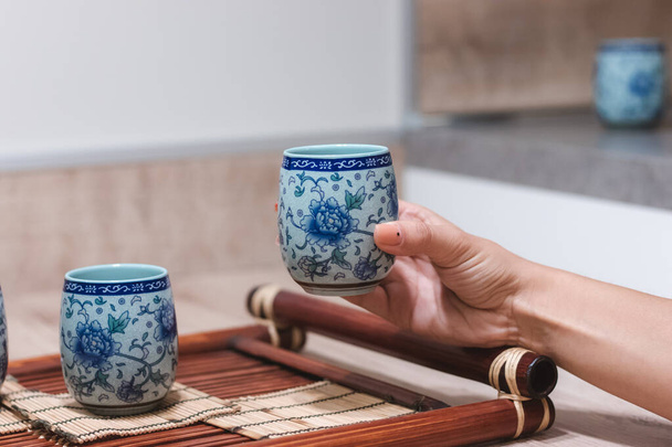 茶道の特徴。中国茶の儀式。トレイや竹のマットに明るい青のカップ。中国茶事の準備. - 写真・画像