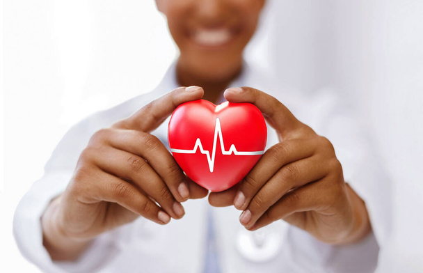 Africano médico feminino com coração vermelho e ecg line
 - Foto, Imagem
