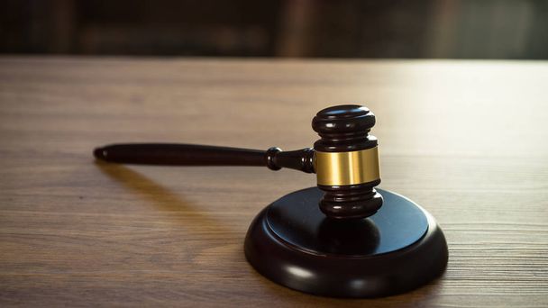 Prawo i sprawiedliwość, sędzia młotek na drewnianym stole - Zdjęcie, obraz