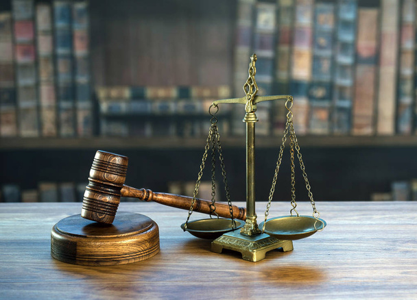 Lei e Justiça símbolos na mesa de madeira com livros borrados fundo
. - Foto, Imagem