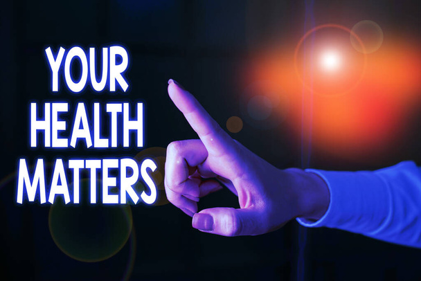 Schreiben Sie eine Notiz, in der Sie Ihre gesundheitlichen Angelegenheiten darlegen. Geschäftsfotos, die eine gute Gesundheit zeigen, sind unter anderem wichtig, wenn man im Dunkeln mit der Hand in den Kopierraum zeigt.. - Foto, Bild
