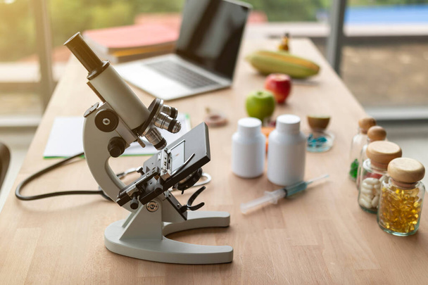 Frascos de medicamentos y microscopios en el escritorio del médico
 - Foto, Imagen