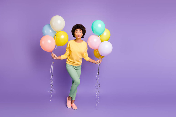 Full body photo of dreamy afro american girl date boyfriend on 14-february holidays get hold baloons send air kisses wear yellow jumper green pants trousers isolated violet purple color background - Foto, imagen