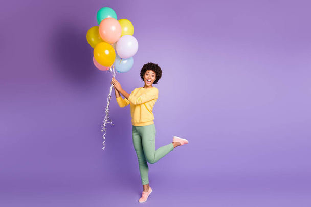 Full length photo of funny funky mulatto girl hold many baloons get gift on her birthday feel astonished expression scream wow omg wear casual style clothing isolated violet purple color background - Fotografie, Obrázek