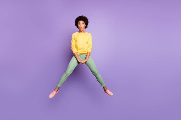 Full length photo of impressed mulatto girl hear amazing information autumn fall discounts jump scream unbelievable unexpected wear casual style outfit isolated over violet purple color background - Φωτογραφία, εικόνα