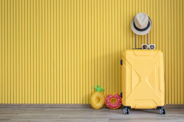 Κίτρινες αποσκευές και ταξιδιωτικός εξοπλισμός - Φωτογραφία, εικόνα