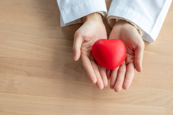 Detailní záběr červených srdcí v rukou žen - Fotografie, Obrázek