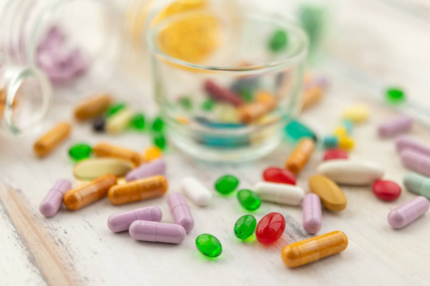 Крупным планом фотографии капсул и витаминов
 - Фото, изображение