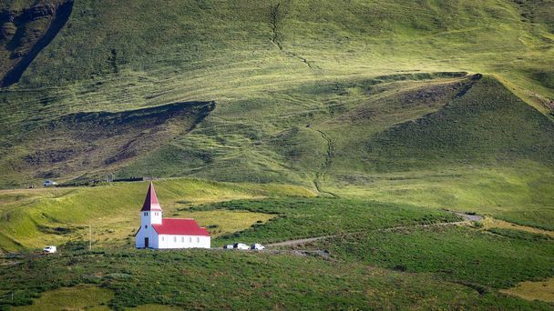 Kirkko kukkulalla Vikissä, Etelä-Islannissa
 - Valokuva, kuva