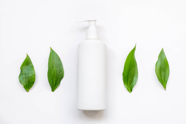 Embalaje cosmético orgánico natural maqueta de plástico con hojas. Botella simulada para branding
. - Foto, imagen