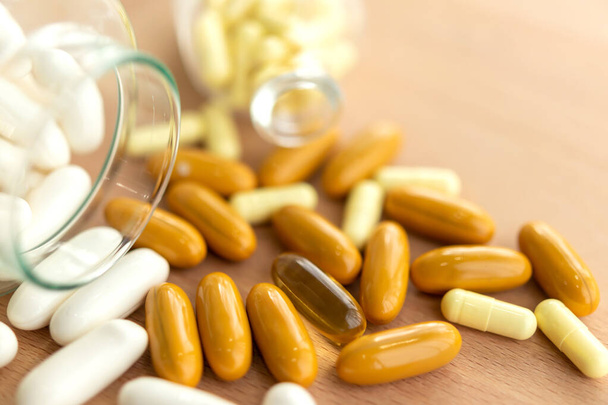 Close-up van medicijn- of vitamineflessen - Foto, afbeelding
