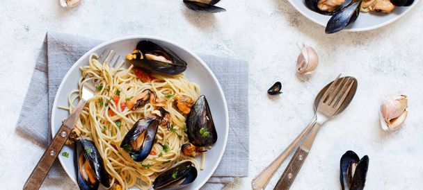 Spaghetti with mussels and tomatoes - Photo, Image