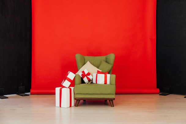 Sedia nera rossa di sfondo con regali per la festa di compleanno di Natale
 - Foto, immagini