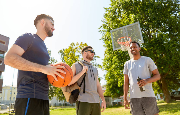 group of male friends going to play basketball - Zdjęcie, obraz