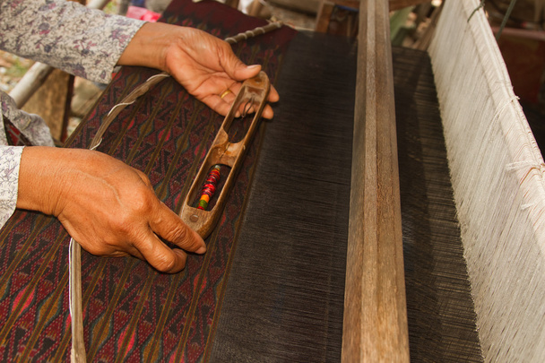 木製のボビンとタイの伝統的な織機で働く女性 - 写真・画像