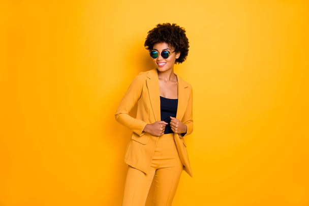 Πορτρέτο της ελκυστικής κομψό σκούρο δέρμα κορίτσι γλυκό υπέροχο επιχειρηματικό βλέμμα γυναίκα αισθάνονται ονειρική φθορά μοντέρνα στολή απομονώνονται σε κίτρινο χρώμα φόντο - Φωτογραφία, εικόνα