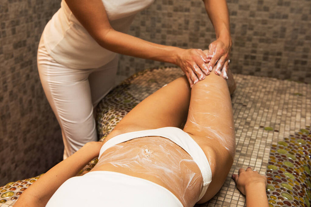 Frau mit Massage mit Creme im Wellnessbereich - Foto, Bild