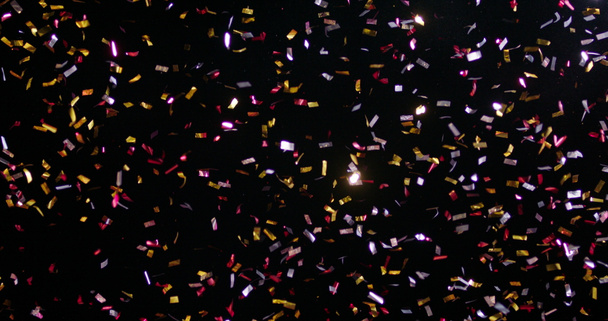 Confetti geïsoleerd op zwarte achtergrond - Foto, afbeelding