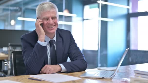 Cheerful Middle Aged Businessman Talking on Cellphone - Filmagem, Vídeo