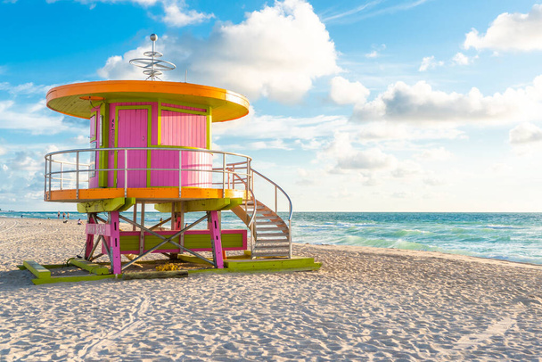 cabaña al amanecer en Miami Beach, Florida, EE.UU.
 - Foto, Imagen