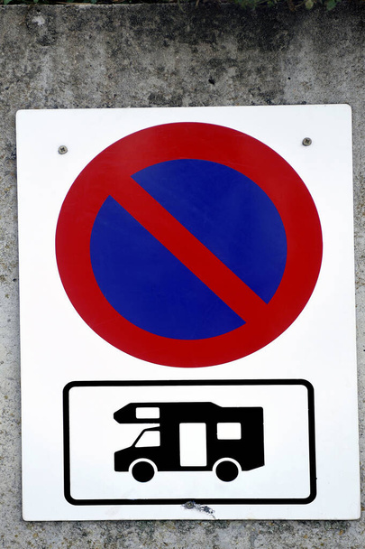 Sign prohibiting the parking of motorhomes - 写真・画像