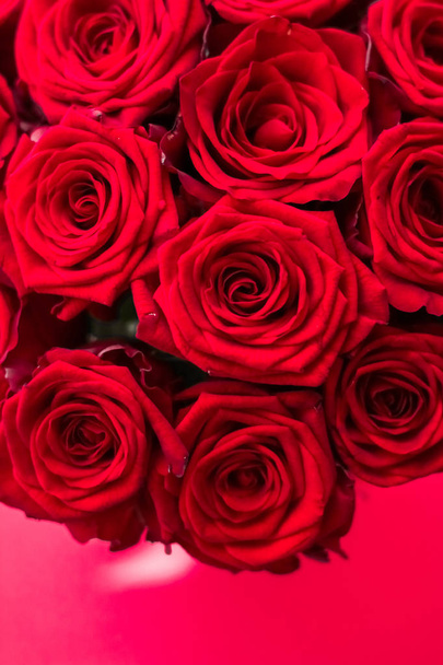 Magnífico ramo de lujo de rosas rojas, flores en flor como flora
 - Foto, Imagen