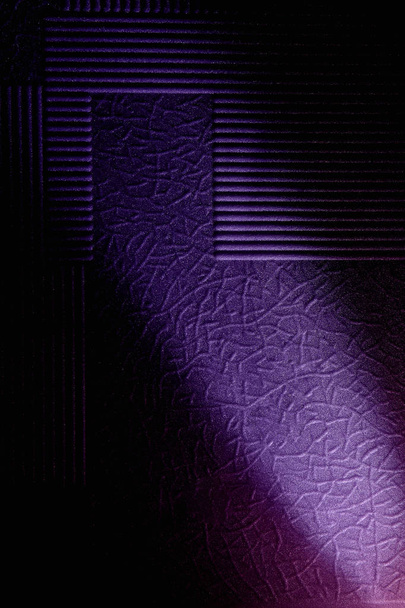 Rayo de luz en diagonal violeta sobre un fondo con un patrón diverso
 - Foto, Imagen
