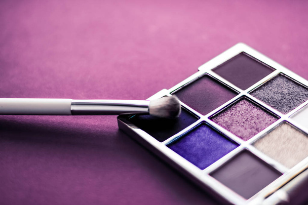 Палітра тіней та пензлик для макіяжу на фіолетовому фоні, ш
 - Фото, зображення