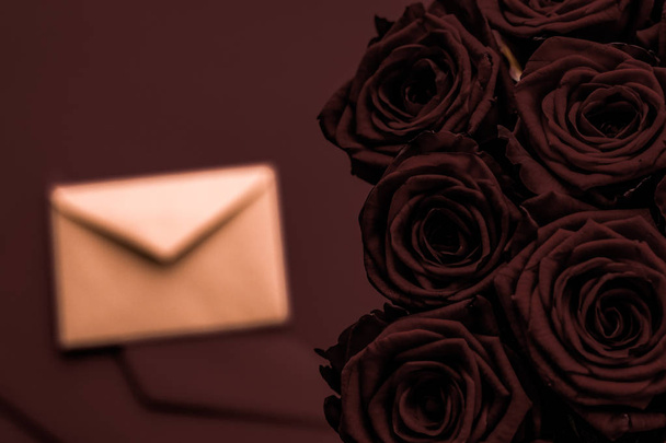 Liefdesbrief en bloemen levering op Valentijnsdag, luxe bouqu - Foto, afbeelding