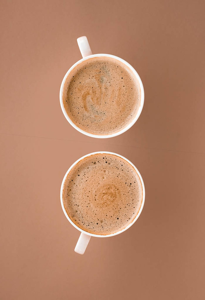 Copa de café caliente como bebida de desayuno, tazas planas en beige espalda
 - Foto, Imagen