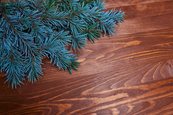 gałązki jodły na drewnianym tle, koncepcja Bożego Narodzenia   - Zdjęcie, obraz