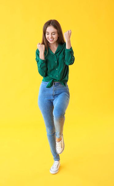 Glückliche junge Frau auf farbigem Hintergrund - Foto, Bild