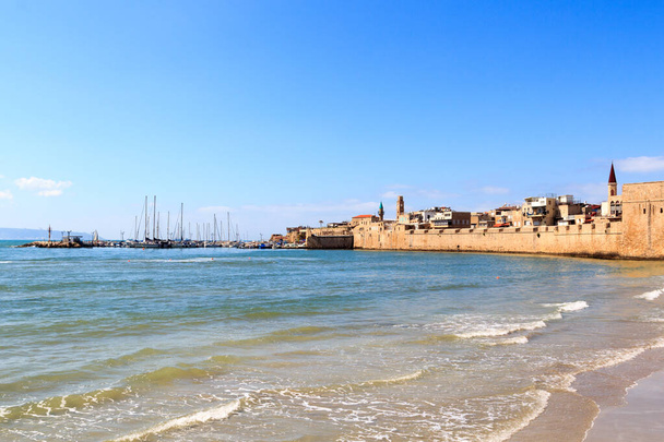 Vista de la costa de Acre Ciudad Vieja con malecón y puerto deportivo en el mar Mediterráneo, Israel
 - Foto, Imagen