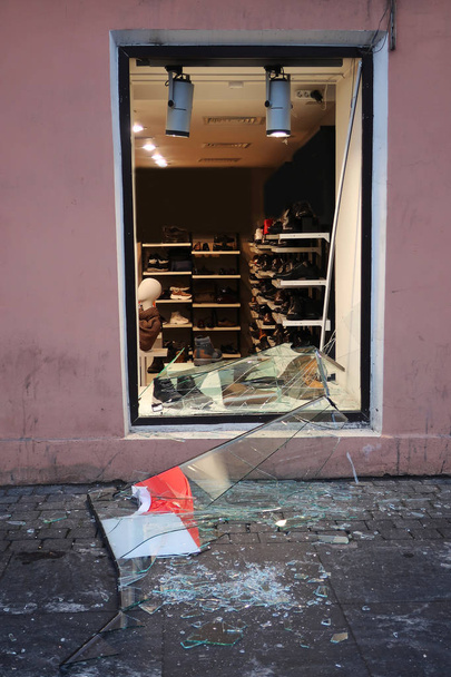 verre cassé dans une fenêtre de magasin de chaussures lorsque vous essayez de voler
 - Photo, image
