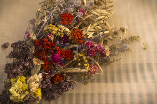 Смешанные ароматизированные сушеные травы и цветочные пачки для ароматерапии и здорового травяного чая
 - Фото, изображение