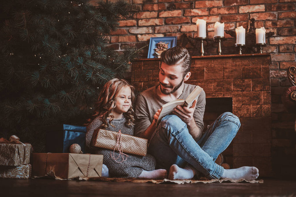 Concept of Christmas season - father and daughter - Φωτογραφία, εικόνα