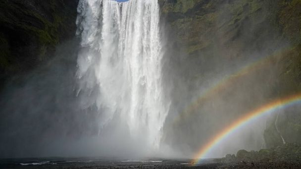 Cachoeira enorme de Skogafoss com arco-íris, Skogar, sul da Islândia
 - Foto, Imagem