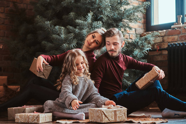 La familia feliz celebra la Navidad en casa
 - Foto, imagen