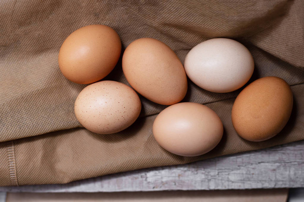 Χεν οργανικά αυγά. Βαριά διατροφικά συστατικά από οικόσιτο κοτόπουλο. - Φωτογραφία, εικόνα