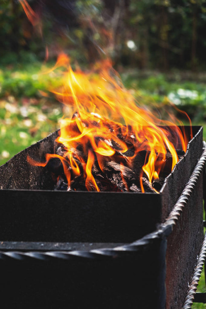 burning firewood in the barbecue, close-up - Photo, image