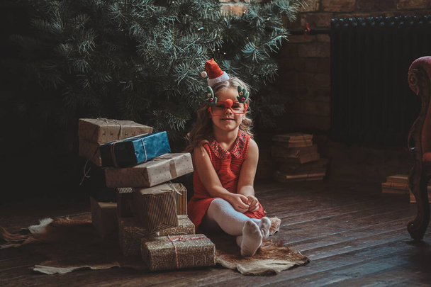 Retrato de menina bonita perto da árvore de Natal
 - Foto, Imagem