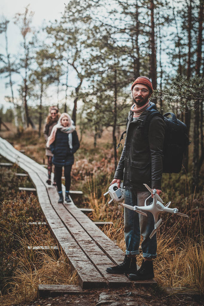 Skupina přátel si užívá podzimní túru v lese - Fotografie, Obrázek