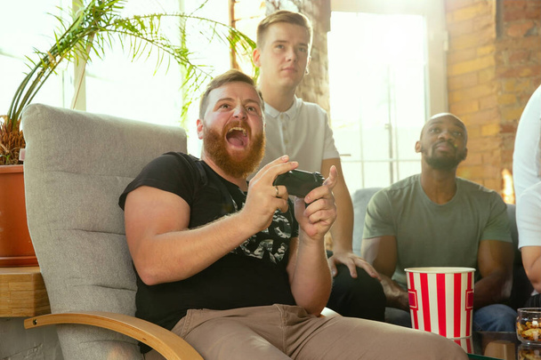 Група схвильованих друзів, які грають у відеоігри вдома
 - Фото, зображення