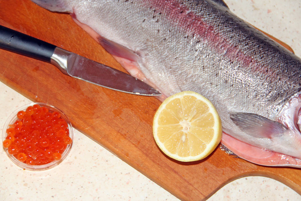 Regenboog forel vissen op gereed voor het koken met citroen. Smakelijke vis schotel - Foto, afbeelding