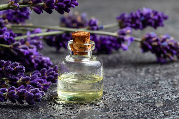 Пляшка ефірної олії з квітами лаванди
 - Фото, зображення
